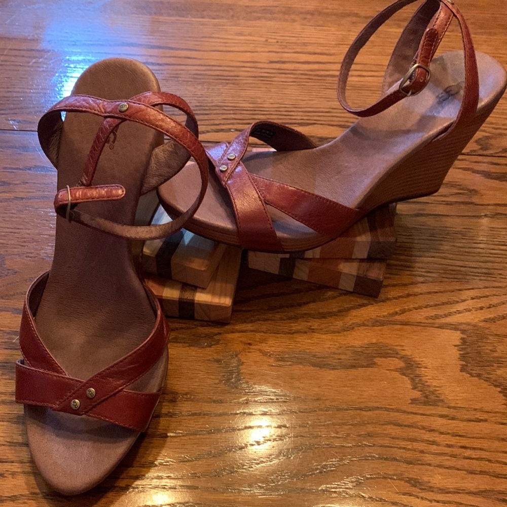 7.5 women’s UGG wedge strappy sandals